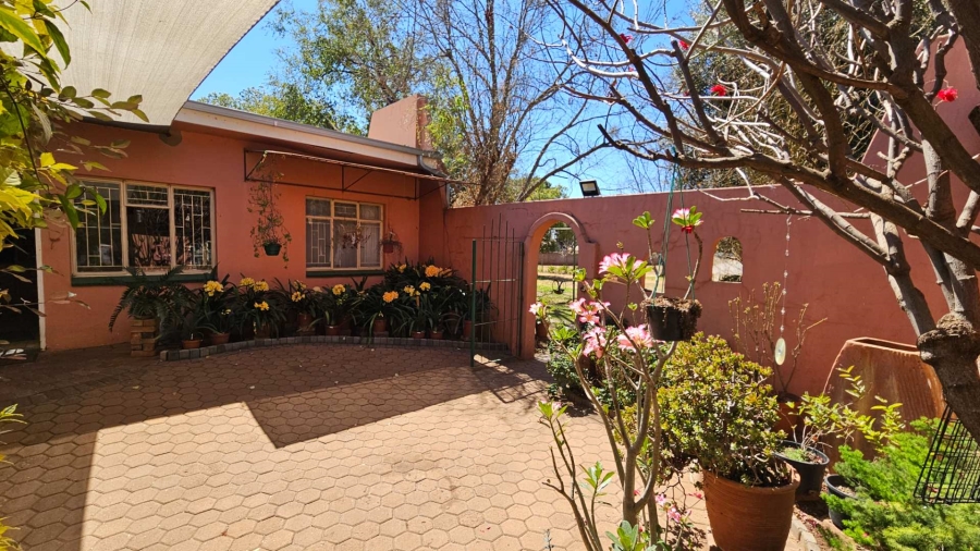 6 Bedroom Property for Sale in Mamogaleskraal North West